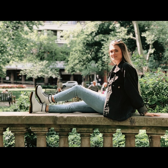 Meet your Posher, Nicole - Picture 2 of 6